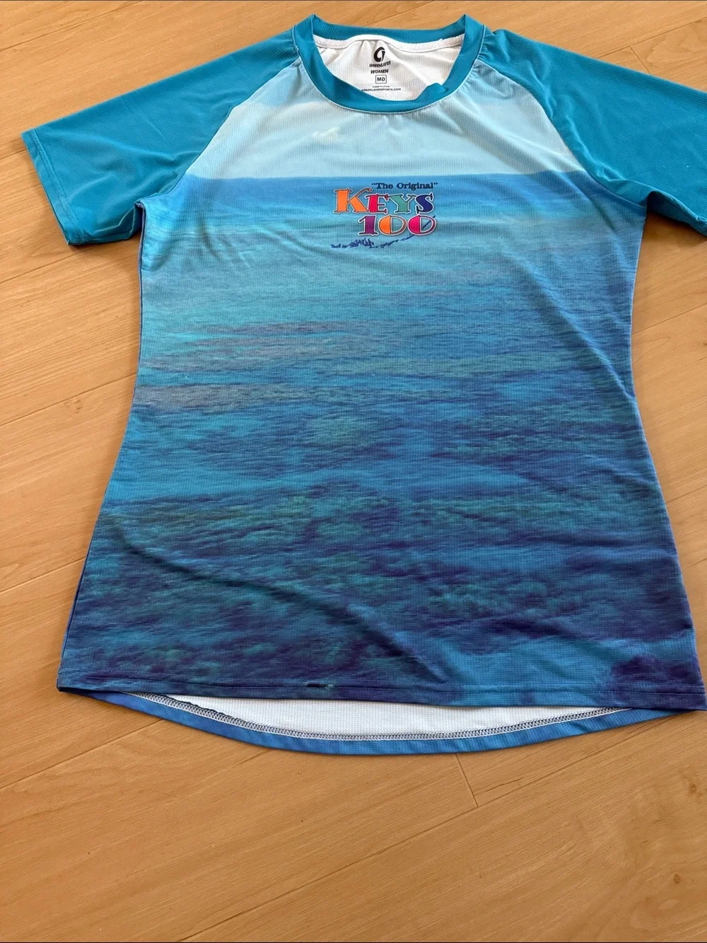 KEYS 100 2026 WOMENS SHORT SLEEVE PERFORMANCE TEE SHIRT OCEAN PATTERN MEDIUM NEW